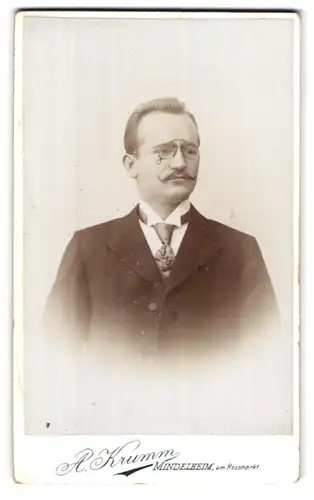 Fotografie A. Krumm, Mindelheim, Am Rossmarkt, Portrait eleganter Herr mit Zwicker und Oberlippenbart