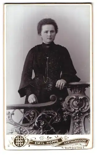 Fotografie Emil Hoppe, Hartmannsdorf b. Burgstädt, Portrait junge Dame im modischen Kleid