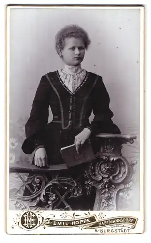 Fotografie Emil Hoppe, Hartmannsdorf b. Burgstädt, Portrait elegantes Fräulein mit Buch in der Hand