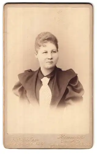 Fotografie Jean Baptiste Feilner, Hannover, Georgstrasse 25, Portrait junge Dame in modischer Kleidung