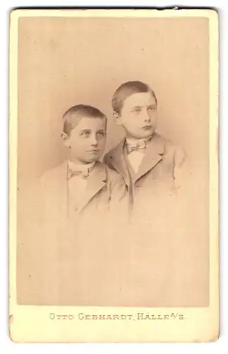 Fotografie Otto Gebhardt, Halle a /S., Gr. Ullrichstrasse 11, Portrait zwei kleine Jungen im Anzug mit Fliege