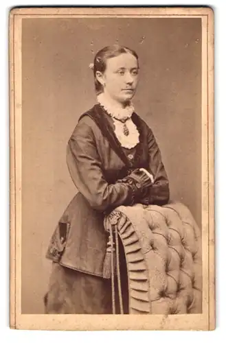 Fotografie Louis Fricke, Herford, Bäckerstrasse 677, Portrait junge Dame in hübscher Kleidung