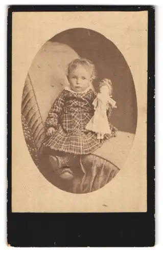 Fotografie Eduard Zinsel, Dingelstädt, niedliches Kleinkind mit Puppe in Hand