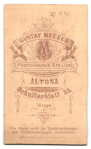 Fotografie Gustav Meeser, Altona, Schulterblatt 55, bürgerliche Dame in schlichtem Kleid