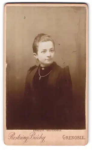 Fotografie Rostaing Biechy, Grenoble, Avenue d`Alsace Lorraine 26, frische junge Dame in schlichtem Outfit