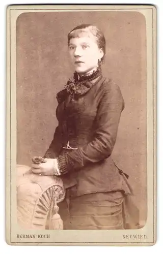 Fotografie Herman Koch, Neuwied, elegante junge Dame mit geweiteten Augen