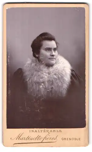 Fotografie Martinottofrères, Grenoble, 6 Avenue de la Gare, pompöse junge Dame mit Fellkragen