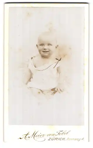 Fotografie A. Meier von Tobel, Zürich, Rennweg 4, Baby mit schielendem Grinsen