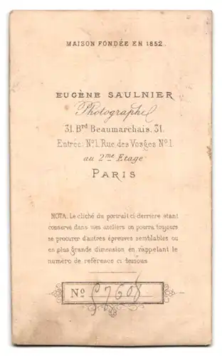 Fotografie Eugène Saulnier, Paris, 31 Boulevard Beaumarchais, eleganter bürgerlicher Herr auf Stuhl lehnend