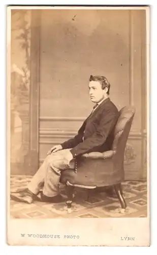 Fotografie W. Woodhouse, Lynn, bürgerlicher Herr unbeteiligt auf Sessel sitzend