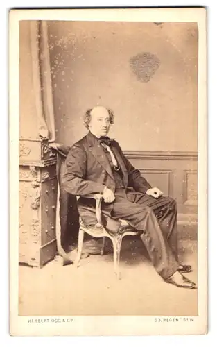 Fotografie Herbert Ogg & Co., London, 53 Regent Street, alter Mann mit Halbglatze auf Stuhl sitzend