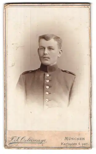 Fotografie F. X. Ostermayr, München, Karlsplatz 6, Soldat in Uniform