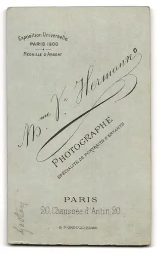 Fotografie Madame Hermann, Paris, Chaussée d`Antin 20, grinsendes Kleinkind mit überschlagenen Beinen