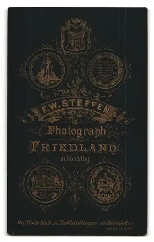 Fotografie F. W. Steffen, Friedland, eleganer junger Mann mit Schirm Melone und Zigarre
