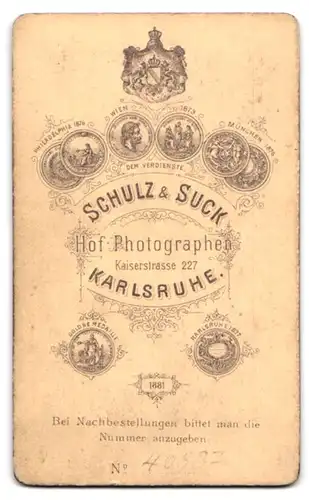 Fotografie Schulz & Suck, Karlsruhe, Kaiserstrasse 227, breiter bürgerlicher Herr leicht grinsend