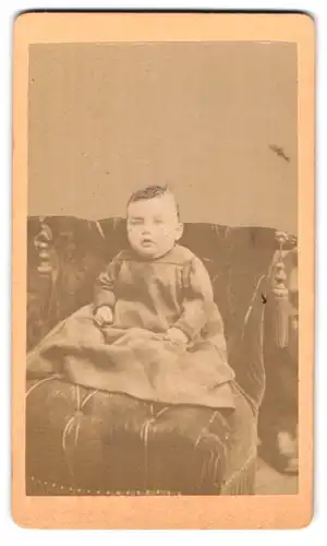 Fotografie M. Keller, Augsburg, erschrecktes kleines Kind in kariertem Kleid