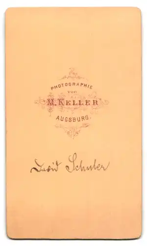 Fotografie M. Keller, Augsburg, erschrecktes kleines Kind in kariertem Kleid