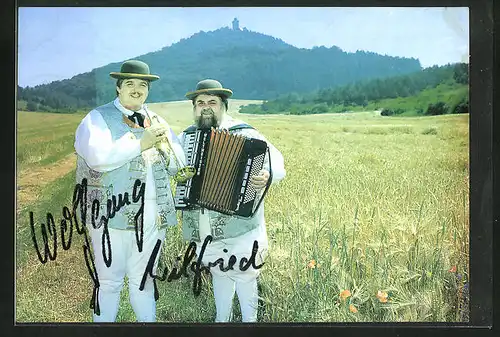 AK Musikerduo Die Wildecker Herzbuben auf einer Wiese