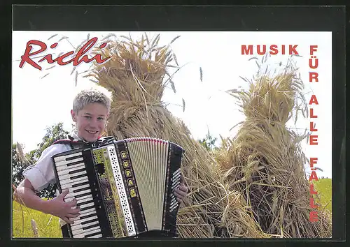 AK Musiker Richi auf einem Kornfeld