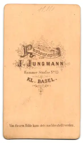 Fotografie J. Jungmann, Kl. Basel, Hammerstr. 13, Portrait ältere Frau im Reifrock mit Schute