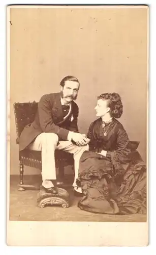 Fotografie T.R. Williams & W. Mayland, London, 236 Regent Street, Portrait Eheleute in Kleider der Biedermeierzeit