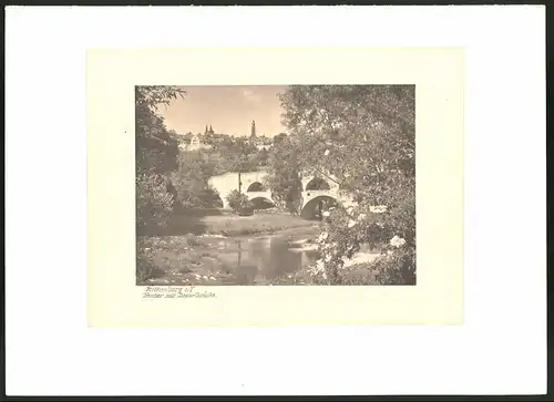 Fotografie Albin Müller, Hamburg, Ansicht Rothenburg o.d.T., Tauber mit Doppelbrücke am Stadtrand, Grossformat 34 x 25cm