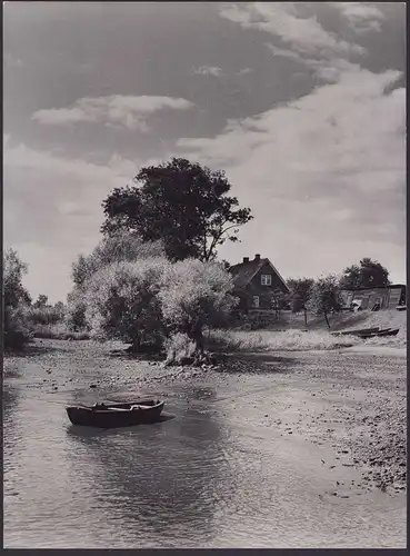 Fotografie Thomas A. Müller, Ammersbek, unbekannter Ort, Wohnhaus & Ruderboot am Elbufer, Grossformat 28 x 39cm