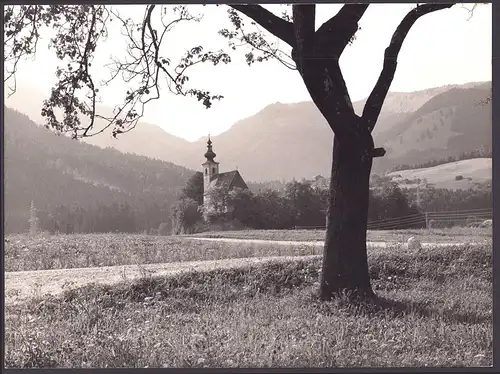 Fotografie Thomas A. Müller, Ammersbek, unbekannter Ort, Kirche in idyllischer Landschaft, Grossformat 28 x 38cm