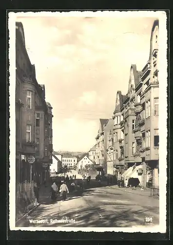 AK Warnsdorf / Varnsdorf, Rathausstrasse im Sonnenschein