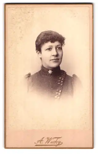 Fotografie A. Wicky, Berne-Soleure, Portrait junge Dame im modischen Kleid