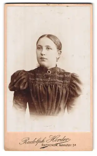 Fotografie Rudolph Hörder, Rathenow, Bahnhofstrasse 5 a, Portrait junge Dame mit zurückgebundenem Haar