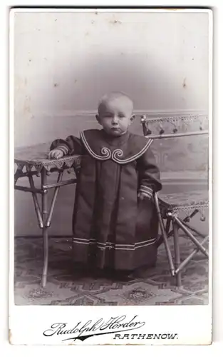 Fotografie Rudolph Hörder, Rathenow, Bahnhofstrasse, Portrait süsses Kleinkind im modischen Kleid