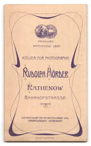Fotografie Rudolph Hörder, Rathenow, Bahnhofstrasse, Portrait süsses Kleinkind im modischen Kleid