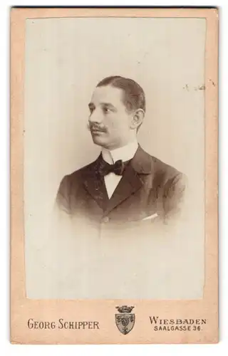 Fotografie Georg Schipper, Wiesbaden, Saalgasse 36, Portrait eleganter Herr mit Oberlippenbart