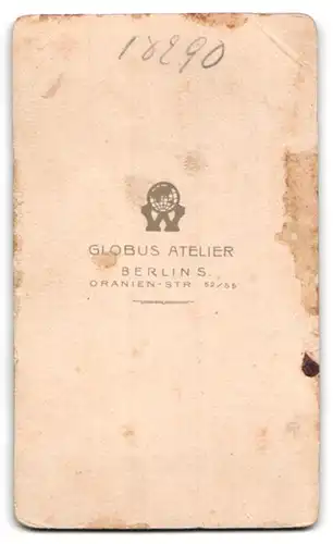 Fotografie Atelier Globus, Berlin-S, Oranien-Strasse 52-55, Portrait bürgerliche Dame und Mädchen mit Zeitung