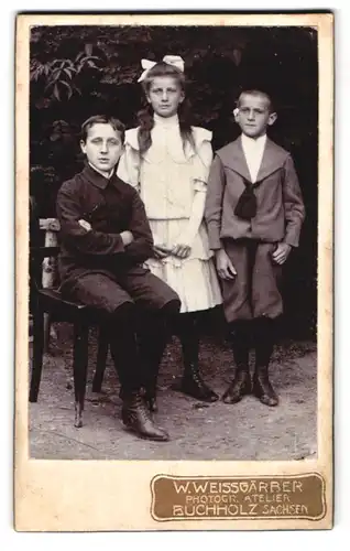 Fotografie W. Weissgärber, Buchholz /Sachsen, Portrait junger Mann mit Mädchen und einem Jungen in modischer Kleidung