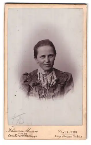 Fotografie Johannes Messow vormals Carl Metzner, Havelberg, Portrait junge Dame mit zurückgebundenem Haar