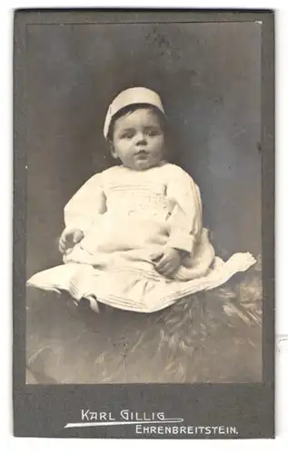 Fotografie Karl Gillig, Ehrenbreitstein, Portrait süsses Kleinkind im modischen Kleid