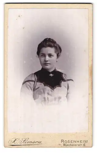 Fotografie X. Simson, Rosenheim, Münchener-Strasse 6, Portrait junge Dame mit hochgestecktem Haar