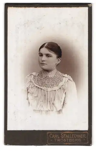 Fotografie Carl Stallechner, Trostberg, Portrait junge Dame im gestreiften Kleid