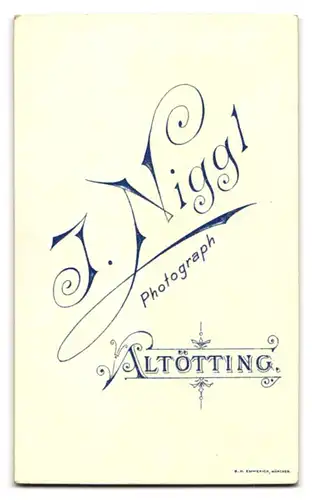 Fotografie J. Niggl, Altötting, Portrait junge Dame in zeitgenössischer Kleidung