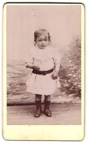 Fotografie E. Ponsin, Étrépagny /Eure, Portrait kleines Mädchen im weissen Kleid