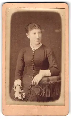 Fotografie Ed. Boucher, Orléans, 30 bis, Boulevard A. Martin, Portrait junge Dame in modischer Kleidung