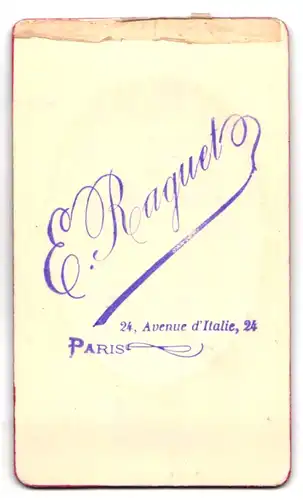 Fotografie E. Raguet, Paris, 24, Avenue d`Italie, 24, Portrait modisch gekleideter Herr mit Zwirbelbart
