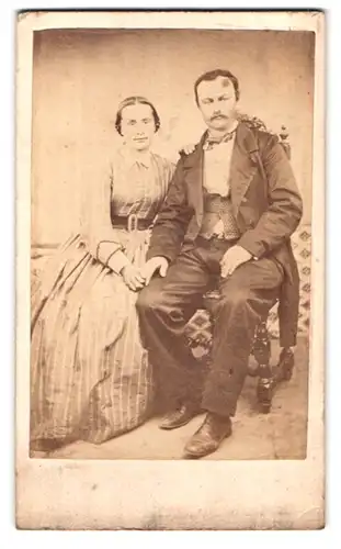 Fotografie unbekannter Fotograf und Ort, Portrait junges Paar in modischer Kleidung