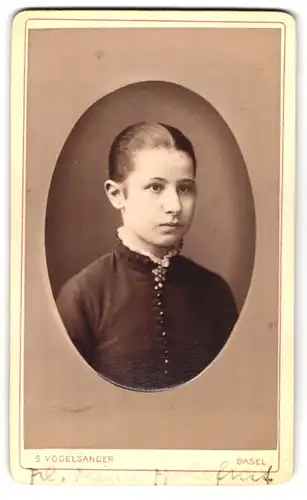 Fotografie S. Vogelsanger, Basel, Leonhardsgraben 23, Portrait junges Mädchen mit zurückgebundenem Haar