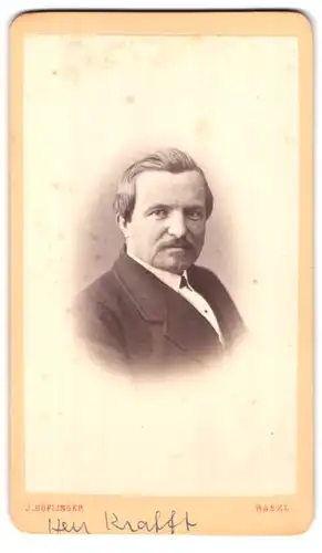 Fotografie J. Höflinger, Basel, Portrait modisch gekleideter Herr mit Zwirbelbart