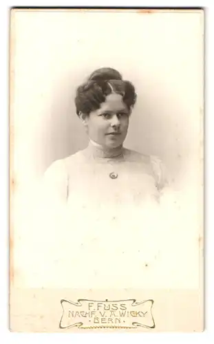 Fotografie A. Wicky, Bern, Schanzenstrasse 6, Portrait junge Dame mit Dutt