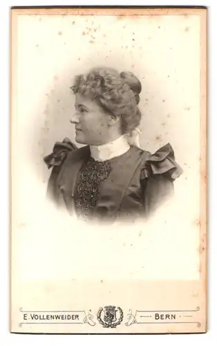 Fotografie E. Vollenweider, Bern, Postgasse 68, Portrait junge Dame mit Dutt