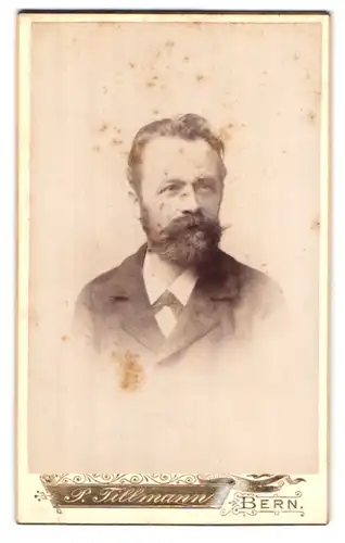 Fotografie P. Tillmann, Bern, Sommerleist 16, Portrait modisch gekleideter Herr mit Backenbart